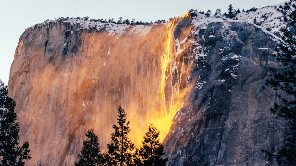 সন্ধ্যা নামার মুখে আগুন ঝরে এক ঝরনায়