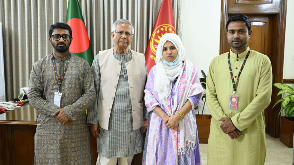 প্রধান উপদেষ্টার সঙ্গে সাক্ষাৎ করেছেন নুরের স্ত্রী, গণঅধিকার পরিষদের সাধারণ সম্পাদক ও সিনিয়র যুগ্ম সাধারণ সম্পাদক। ছবি: প্রেস উইং