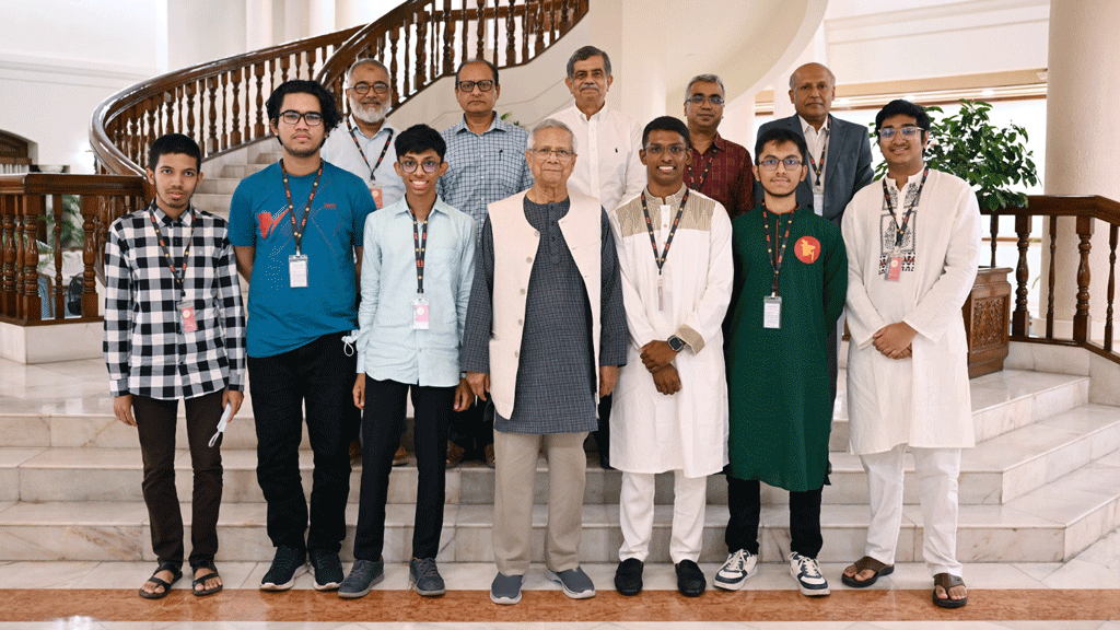 ড. ইউনূসের সঙ্গে আন্তর্জাতিক গণিত ও জীববিজ্ঞান অলিম্পিয়াড পদকজয়ীদের সাক্ষাৎ