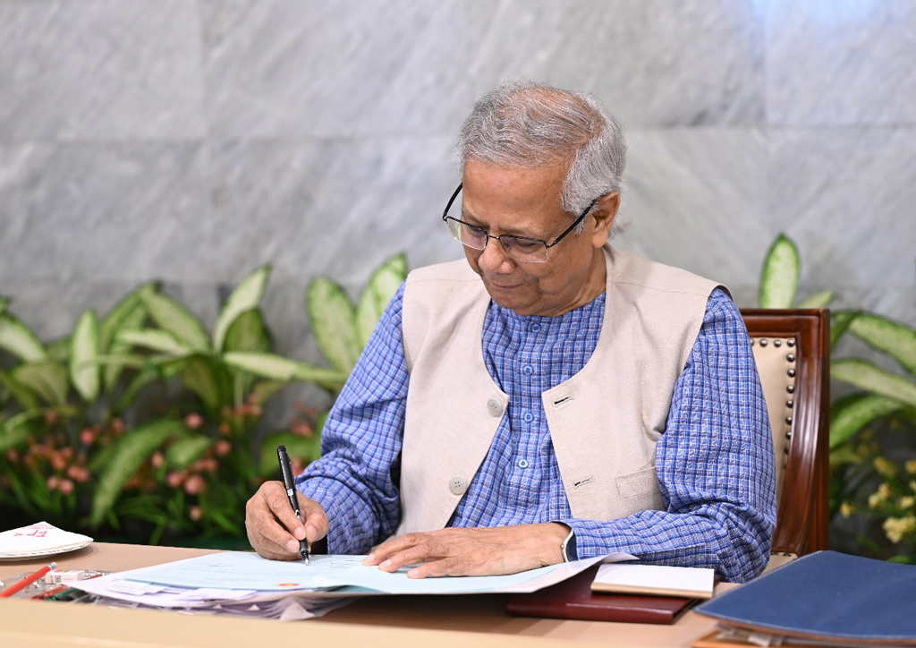 জুলাই জাতীয় সনদ (সংবিধান সংস্কার) বাস্তবায়ন আদেশের সারসংক্ষেপে স্বাক্ষর করেন প্রধান উপদেষ্টা। ছবি: প্রেস উইং