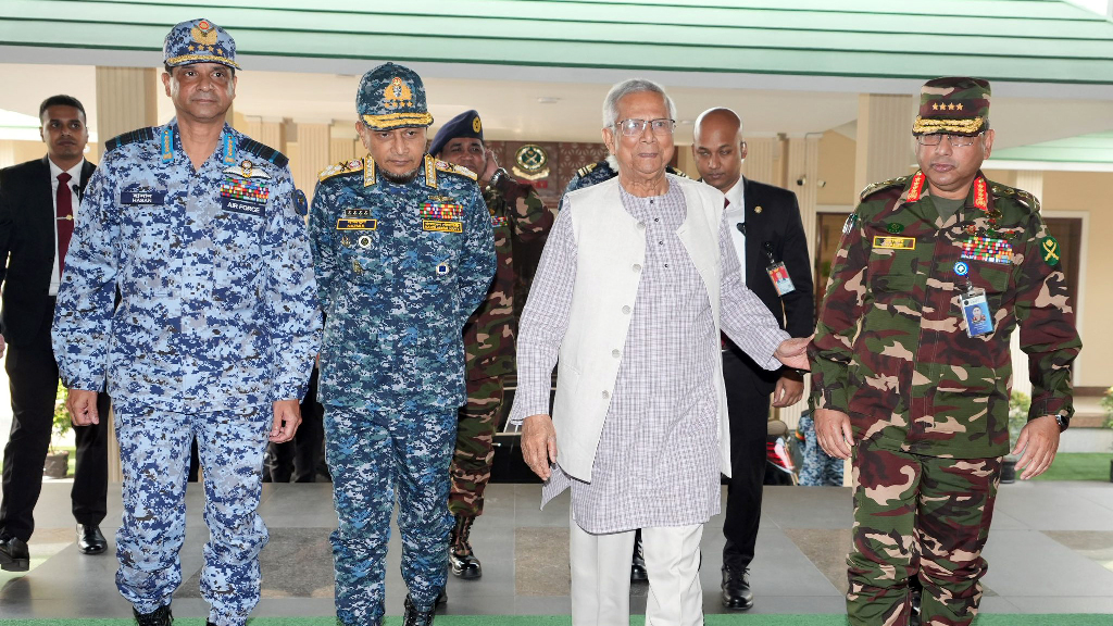 মাঠপর্যায়ে সব সিদ্ধান্ত হতে হবে সংযত—সশস্ত্র বাহিনীর তিন প্রধানের সঙ্গে বৈঠকে প্রধান উপদেষ্টা