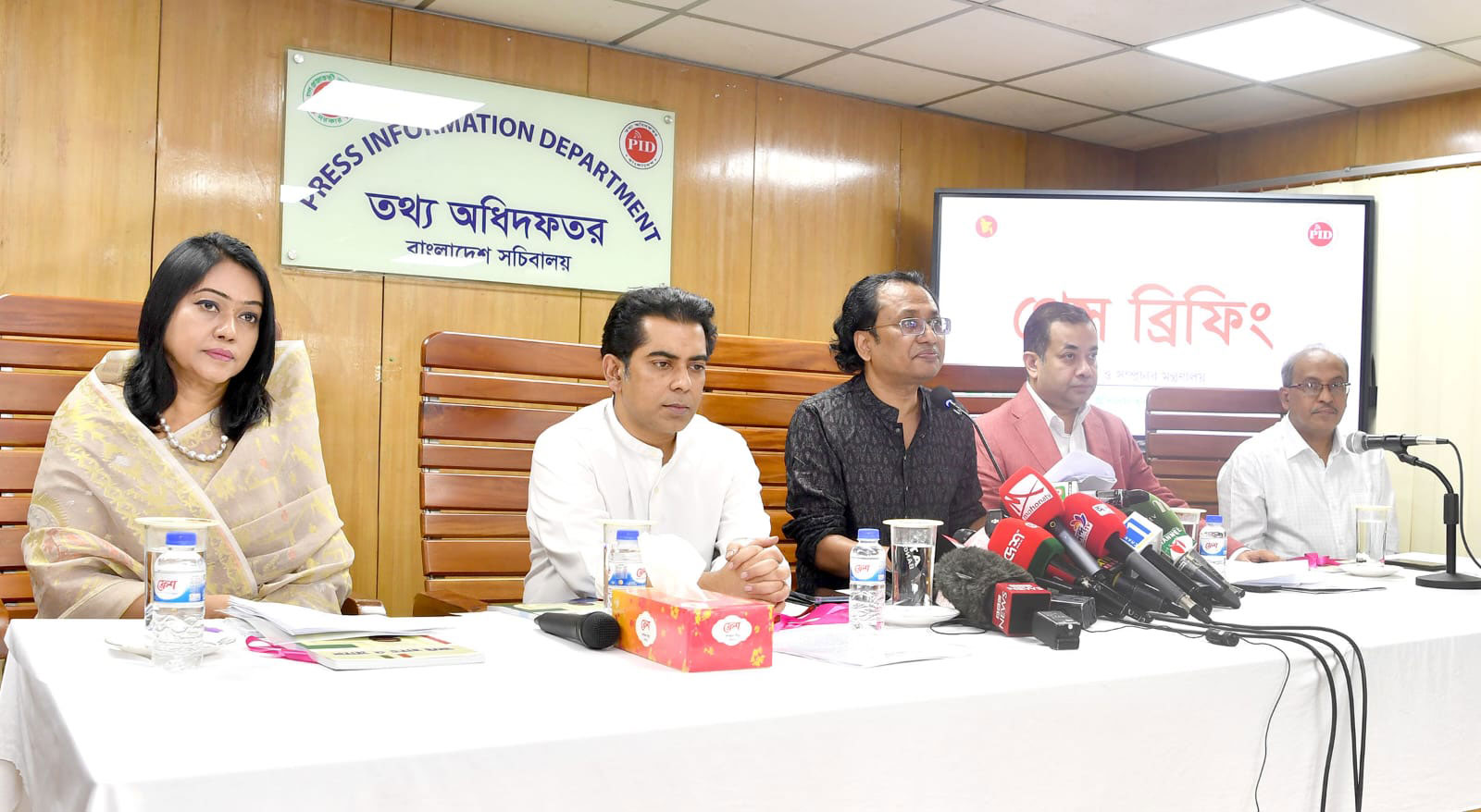 চড়া মূল্যে এলএনজি, নাকি সহনীয় মাত্রায় লোডশেডিং—কোনটা ভালো, ভাবতে বললেন উপদেষ্টা