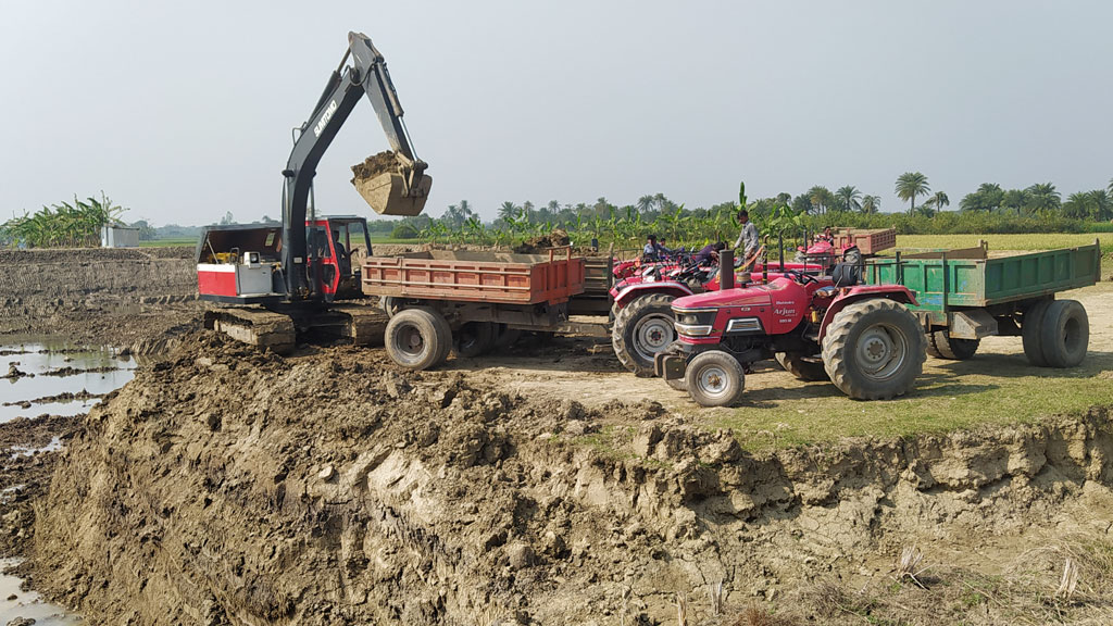 পুকুর খননে কমছে কৃষিজমি