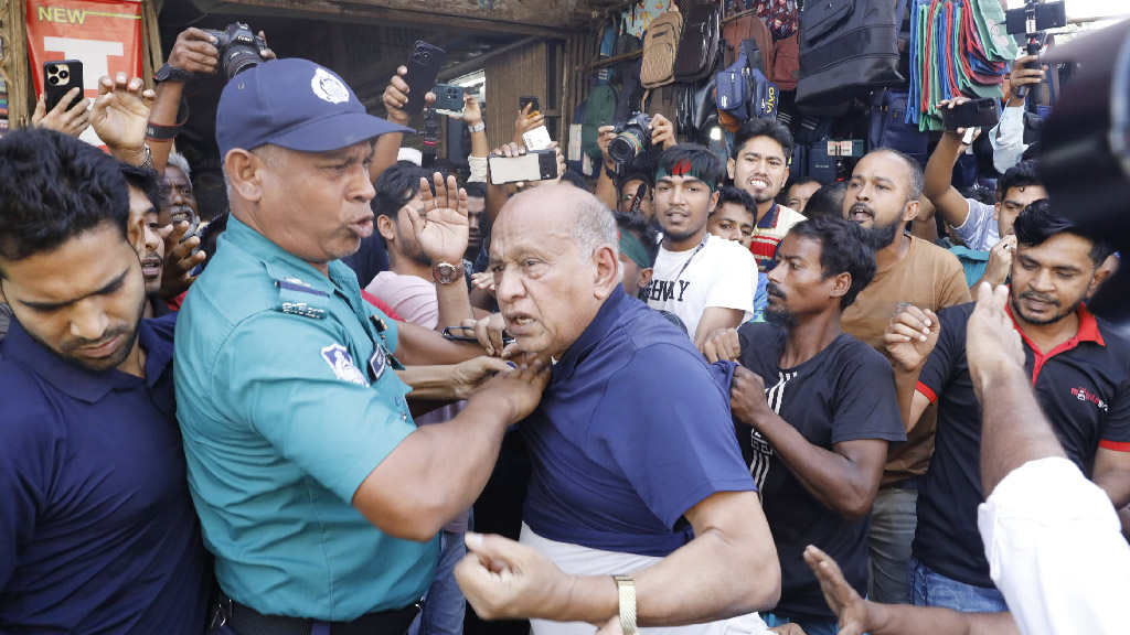 আ. লীগের কর্মী সন্দেহে কয়েকজনকে মারধর করে পুলিশে দিয়েছে বিএনপি নেতা-কর্মীরা। ছবি: মেহেদী হাসান