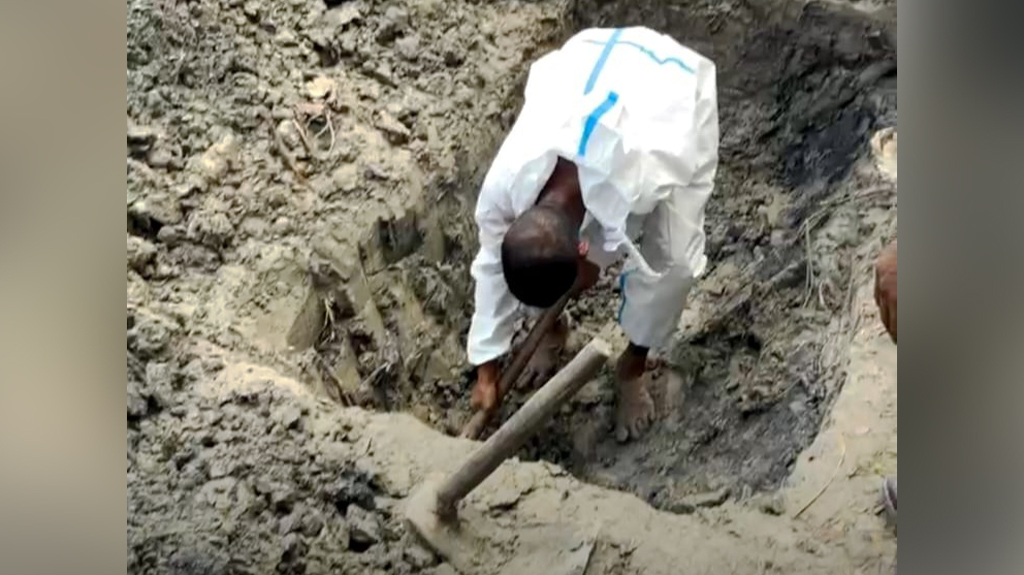দাফনের ৩৬ দিন পর ছাত্র আন্দোলনে নিহত শাকিল-সবুজের লাশ উত্তোলন
