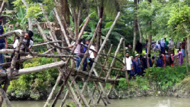 ঝুঁকি নিয়ে সাঁকো পার, ভোগান্তিতে মানুষ