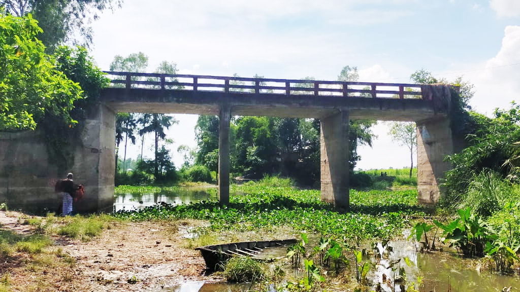 হরিরামপুরে পাঁচ বছরেও হয়নি সংযোগ সড়ক, সেতু পড়ে আছে বেকার