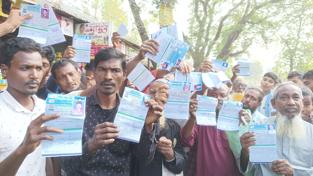 টিসিবির পণ্য না পেয়ে ডিলারকে অবরুদ্ধ করে বিক্ষুব্ধ জনতা 