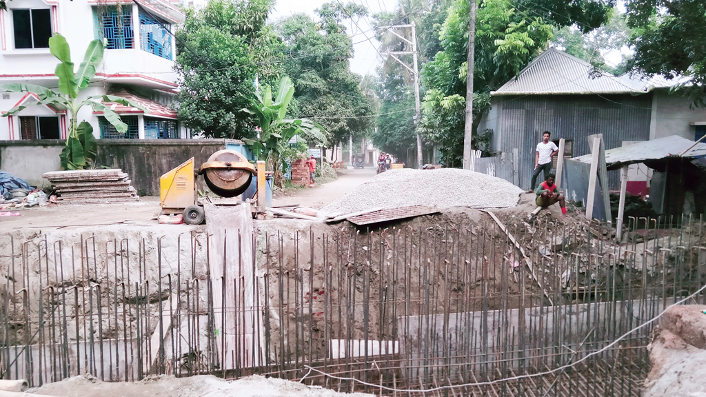 পৌর সড়ক বেহাল, ভোগান্তি