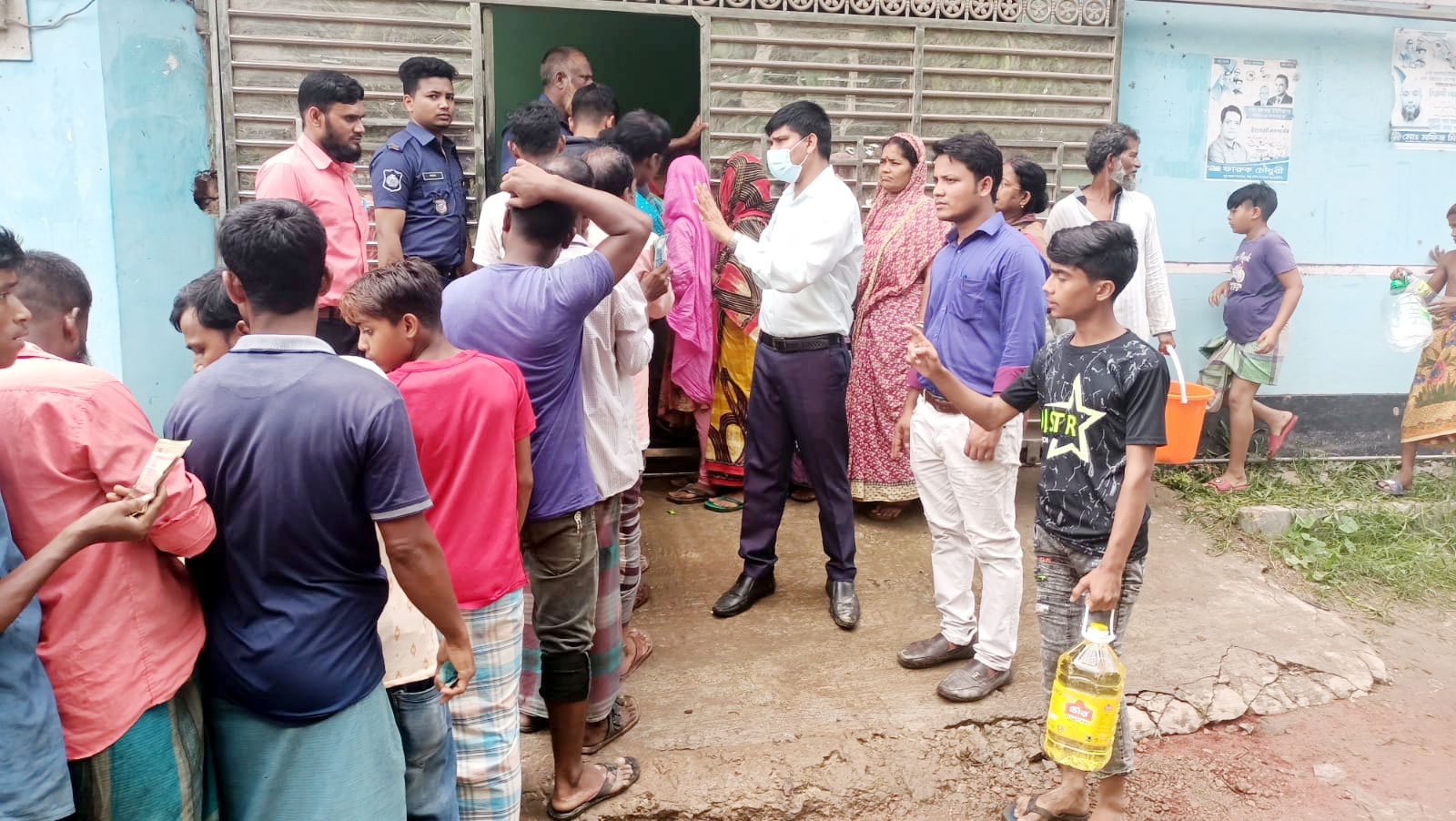 ৩ হাজার লিটার তেল জব্দ, তাৎক্ষণিক ন্যায্যমূল্যে বিক্রি