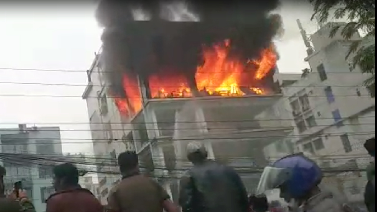 নতুন বাজারে ফার্নিচারের শোরুমের আগুন নিয়ন্ত্রণে 