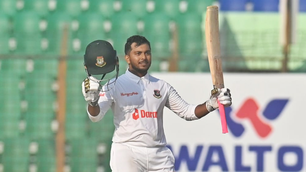 অন্যরকম রেকর্ড গড়েই আউট জাকির