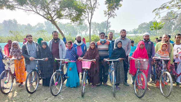 শিক্ষকদের টাকায় শিক্ষার্থীদের বাইসাইকেল