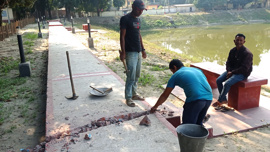 নতুন রাস্তায় ১২ স্থানে ফাটল, তড়িঘড়ি মেরামত