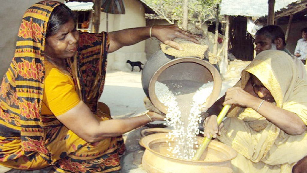 কারখানার দাপটে অস্তিত্ব সংকটে হাতে ভাজা মুড়ি