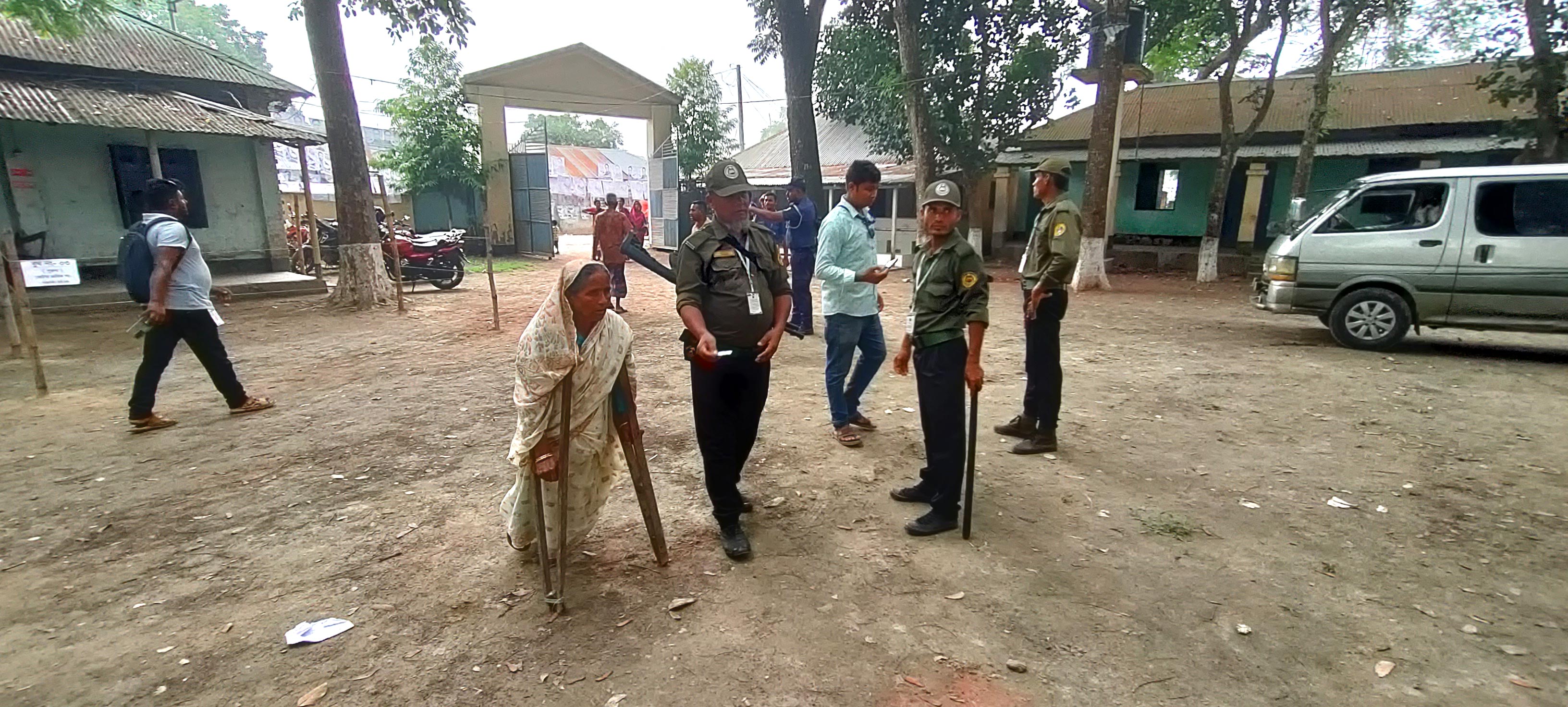 উপজেলা পরিষদ নির্বাচনে তৃতীয় ধাপের ভোট গ্রহণ চলছে দিনাজপুরের খানসামায়। ক্রাচে ভর দিয়ে ভোট দিতে এসেছেন উপজেলার মুন্সিপাড়া গ্রামের নুরজাহান (৫০)। সকাল সোয়া ১০টায় টাঙ্গুয়ার হাসনাবাগ দ্বিমুখী ফাজিল মাদ্রাসা কেন্দ্রে, দিনাজপুর, ২৯ মে ২০২৪। ছবি: মো. আনিসুল হক
