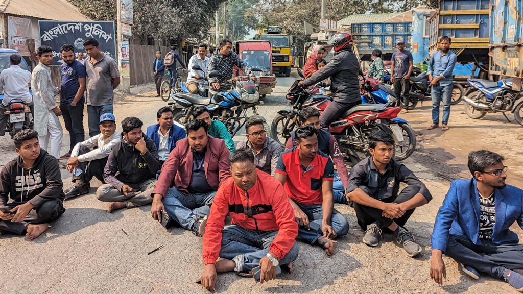 সাংবাদিকের ক্যামেরা ছিনিয়ে নিল পুলিশ, প্রতিবাদে সড়ক অবরোধ