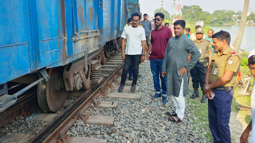 উল্লাপাড়ায় ট্রেনের বগি লাইনচ্যুত, ঢাকার সঙ্গে উত্তর-দক্ষিণের রেল যোগাযোগ বিচ্ছিন্ন