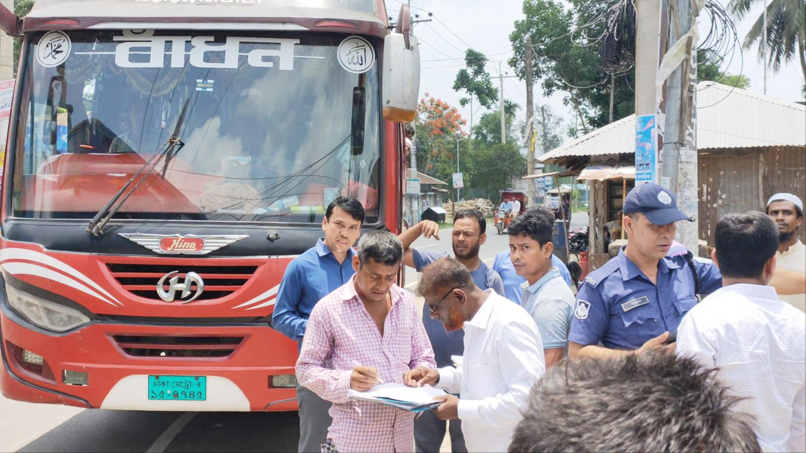 সুবর্ণচরে অতিরিক্ত ভাড়া আদায়ের অভিযোগে জরিমানা