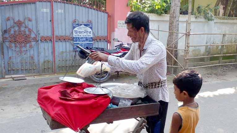 ‘শাহি নাশতা’ বিক্রি করে কাটে শুক্কুর আলীর দিন 