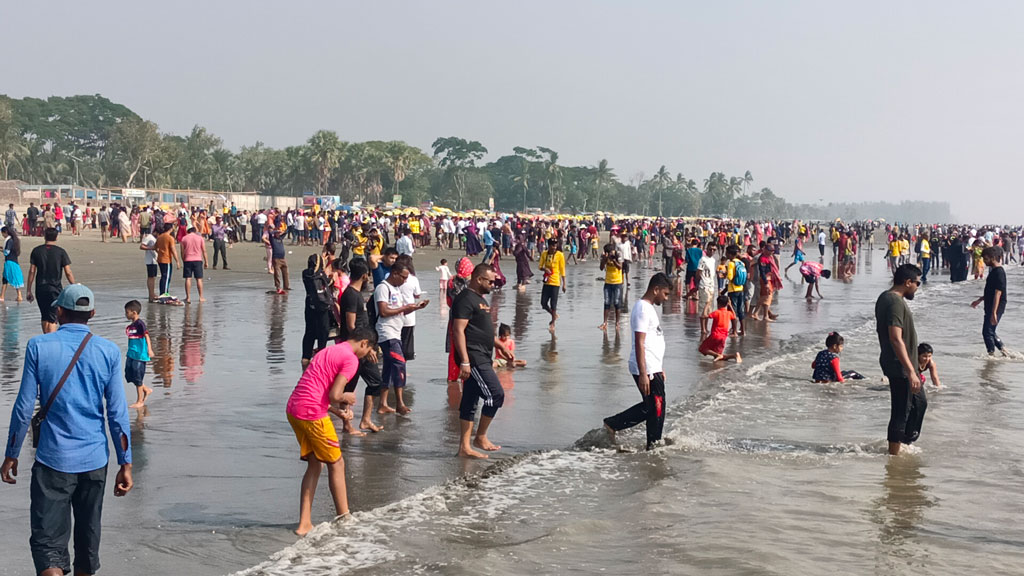 টানা ছুটিতে পর্যটকে মুখরিত সৈকত