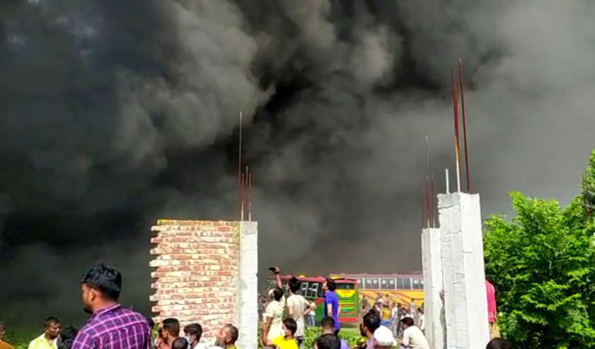 আগুন নিয়ন্ত্রণে ফায়ার সার্ভিসের ১২ ইউনিট, ঢাকা-আরিচা মহাসড়ক বন্ধ