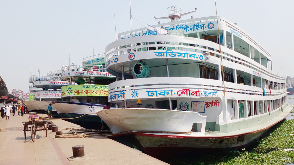 লঞ্চে যাত্রীর খরা, অর্ধেক দামেও মিলছে টিকিট