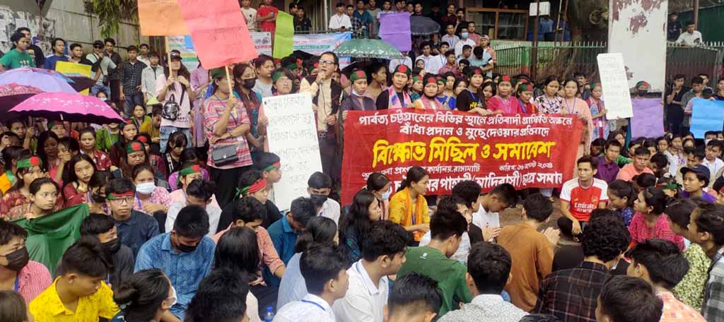 পাহাড়ে গ্রাফিতি মোছা ও বাধা দেওয়ার প্রতিবাদে ছাত্র-জনতার বিক্ষোভ