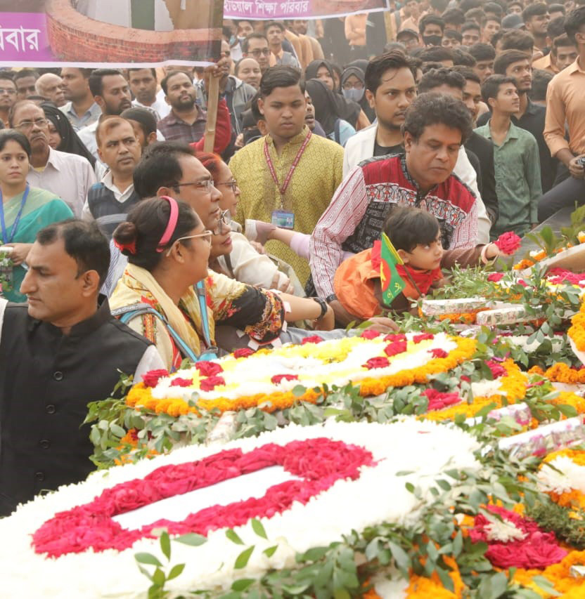 শহীদদের শ্রদ্ধা জানাতে লাইনে দাঁড়িয়ে আছে বিভিন্ন স্তরের মানুষ। ছবি: জাহিদুল ইসলাম