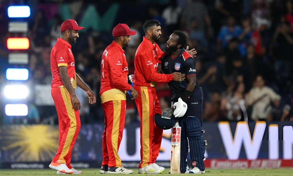 ৬.৩ ওভারে যুক্তরাষ্ট্রের স্কোর যখন ২ উইকেটে ৪২ রান, তখন দলের হাল ধরেন অ্যারন জোন্স (ডানে)। জোন্সের বিধ্বংসী ব্যাটিংয়ের কাছে হার মেনেছে কানাডা। ম্যাচ শেষে জোনসকে অভিনন্দন জানাচ্ছেন যুক্তরাষ্ট্রের ব্যাটাররা। ছবি: এএফপি