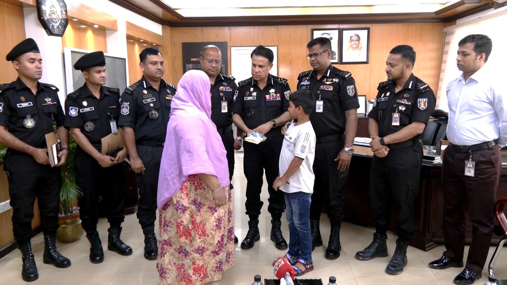 ছোট্ট কাঁধে সংসারের দায়িত্ব নেওয়া সিফাতের পাশে দাঁড়াল র‍্যাব