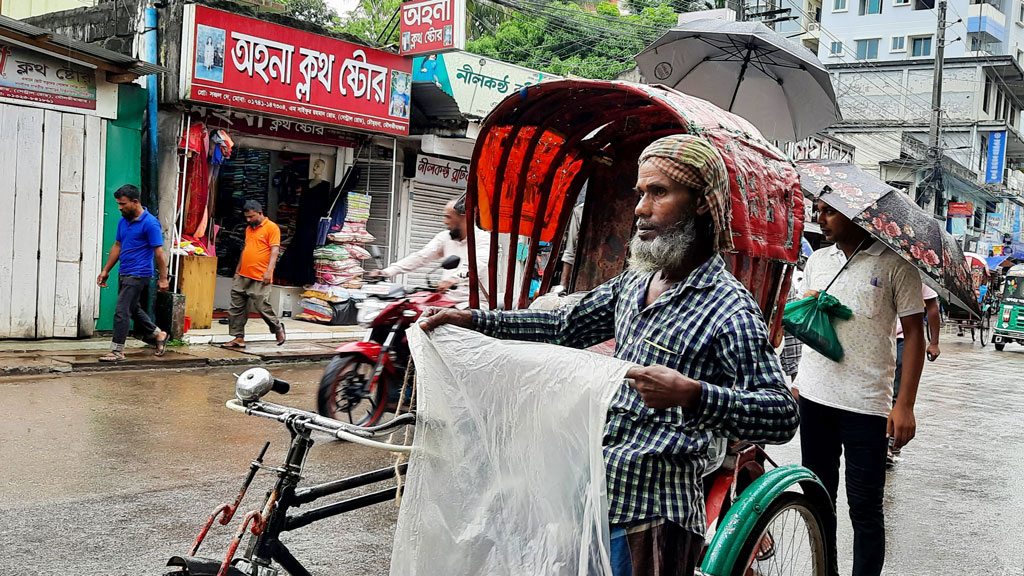 মৌলভীবাজারে টানা বৃষ্টিতে বিপাকে নিম্ন আয়ের মানুষ