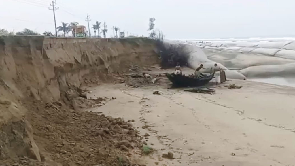 সাগরের ঢেউয়ের ধাক্কায় মেরিন ড্রাইভে ভাঙন