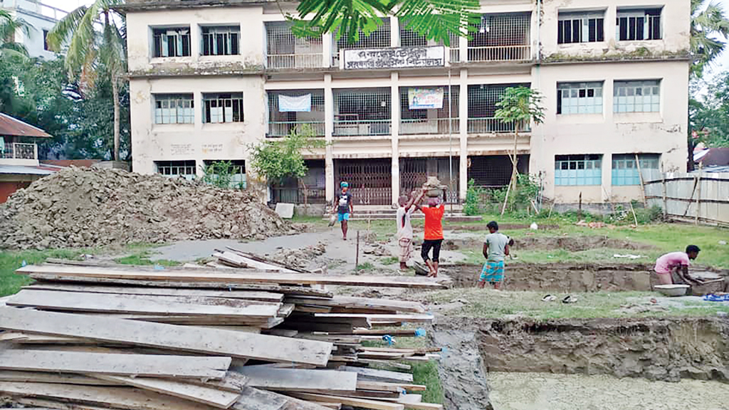 মাঠ নষ্ট করে ভবন নির্মাণ