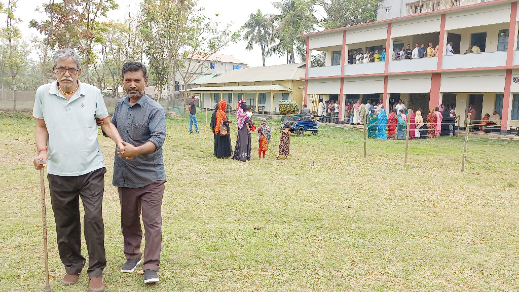 হালুয়াঘাট পৌরসভা নির্বাচনে ইভিএমে ভোট দিতে বিড়ম্বনায় বয়োবৃদ্ধরা