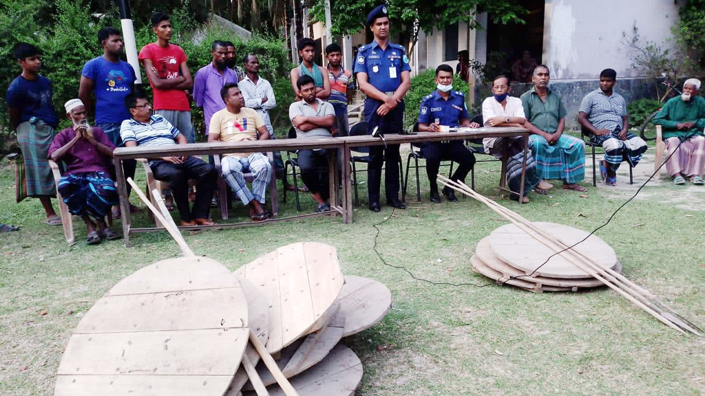 বোয়ালমারীতে পুলিশের কাছে দেশি অস্ত্র জমা দিলেন বিবাদমান ২ পক্ষ