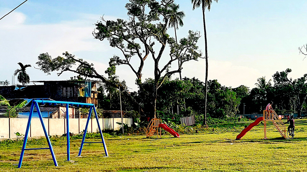 তিন বছরে অর্ধেক কাজও হয়নি, চুরি হয়েছে খেলনা