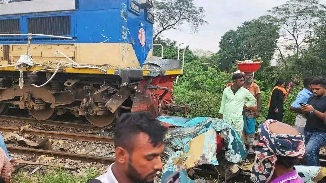 ট্রেন দুর্ঘটনা: ‘ভৈরব স্টেশন ছাড়ার সময় হঠাৎ বিকট শব্দ হয়’