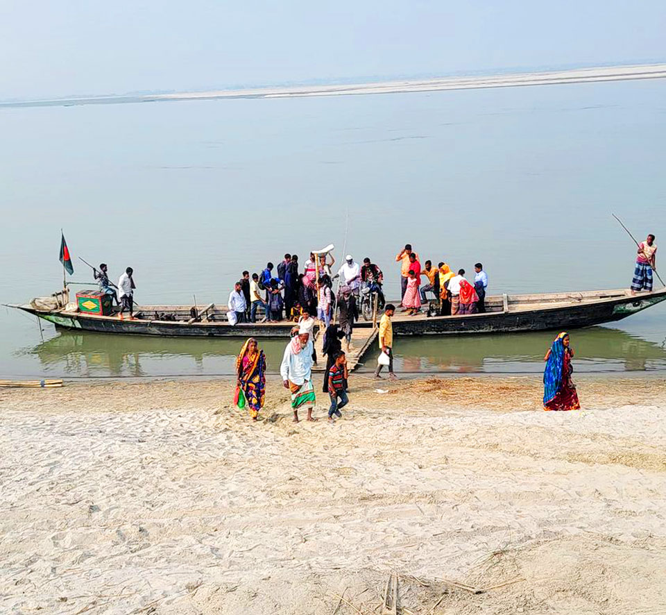 যমুনা নদী পাড়ি দিয়ে ঘরে ফেরেন দুর্গম চর এলাকার মানুষ। দৌলতপুর উপজেলার চর কাটারী খেয়াঘাট, মানিকগঞ্জ, ১০ জানুয়ারি ২০২৪। ছবি: আব্দুর রাজ্জাক
