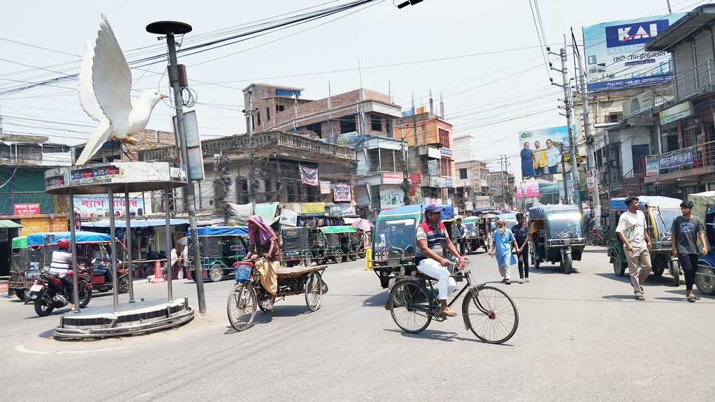 ‘সূর্য দাউ দাউ করে জ্বোলছে, রোদির তাপে এক্বেবারে পুইড়ে যাচ্চি’