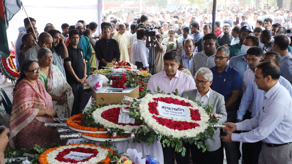 শহীদ মিনারে ডা. জাফরুল্লাহ চৌধুরীর প্রতি শ্রদ্ধা নিবেদন করেন ঢাকা বিশ্ববিদ্যালয়ের উপাচার্য   অধ্যাপক আখতারুজ্জামান।