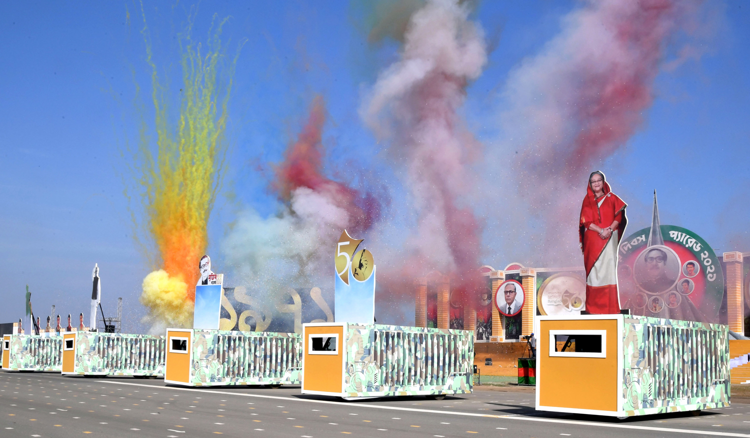 বিজয় দিবসের সুবর্ণজয়ন্তী উপলক্ষে সম্মিলিত সশস্ত্রবাহিনীর বিজয় উদ্‌যাপন। জাতীয় প্যারেড স্কয়ার, ঢাকা, ১৬ ডিসেম্বর, ২০২১। ছবি: পিআইডি