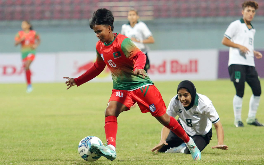 শেষ মুহূর্তের গোলে হার এড়াল বাংলাদেশ