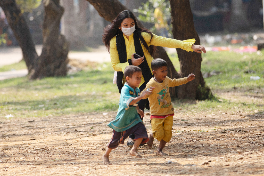 উদ্যানে বসবাররত শিশুদের সঙ্গেও অনেকে মেতেছে খেলায়। 