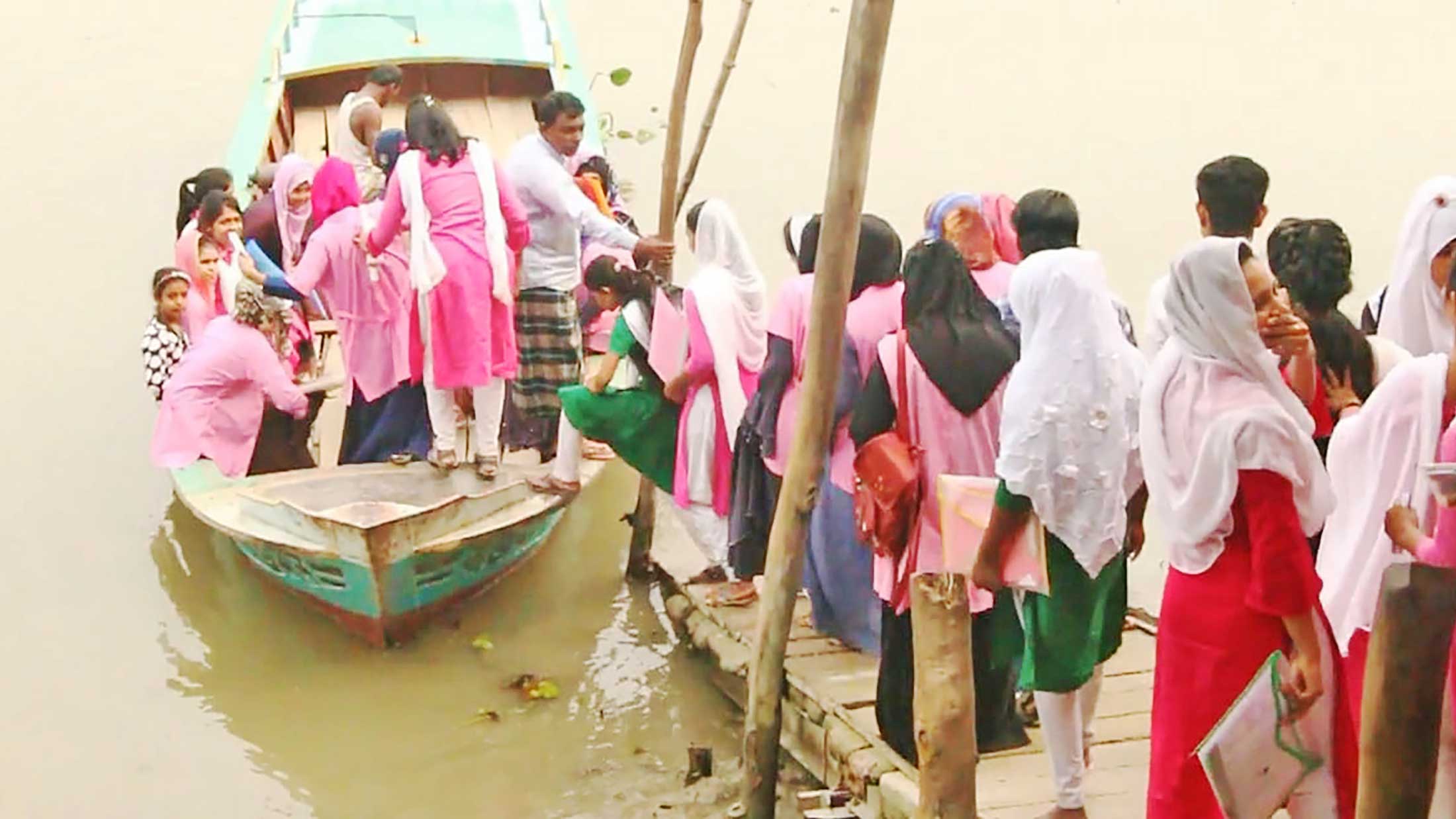 সেতুর অভাবে ভোগান্তি