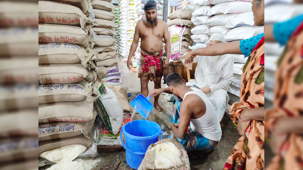 বৃষ্টির পানিতে ভেজা আড়তের চাল বিক্রি হলো ১০ টাকা কেজিতে