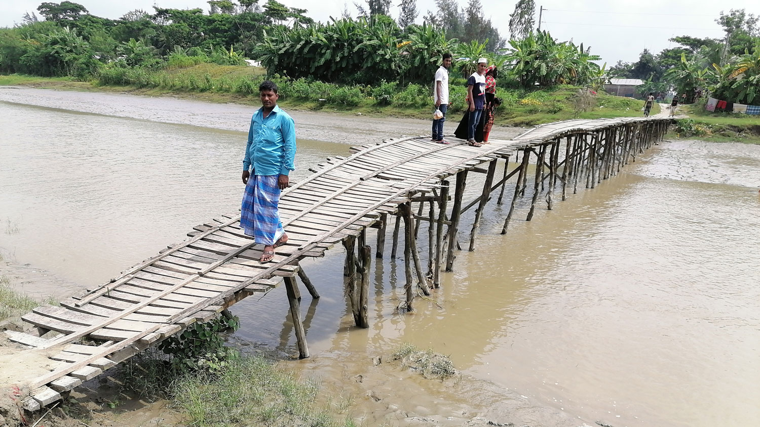 কবিরহাটে ভাঙা সাঁকোতে ২০ হাজার মানুষের দুর্ভোগ