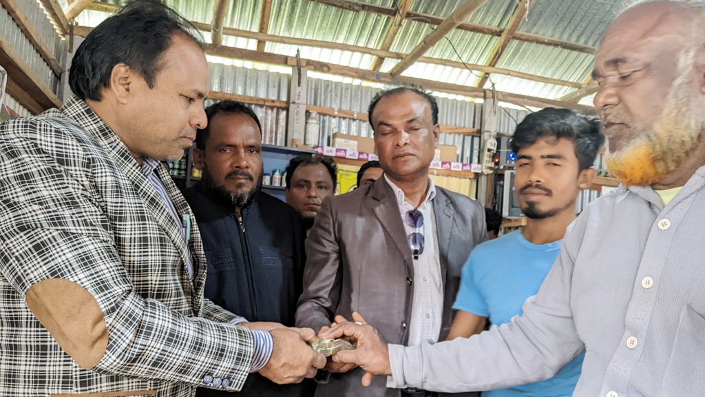 কুড়িয়ে পাওয়া ৮৮ হাজার টাকা ফেরত দিলেন দিনমজুর