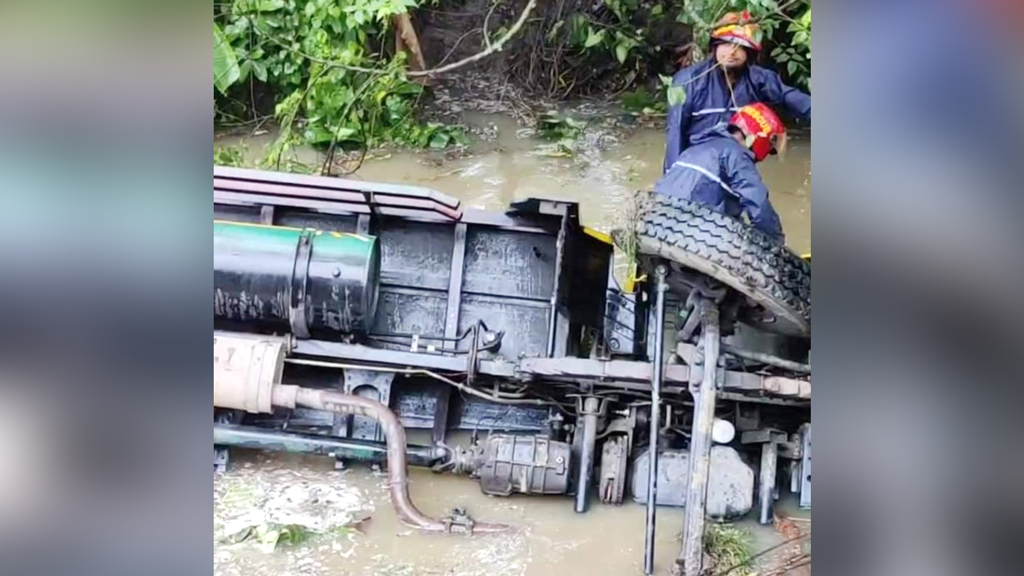 যশোরে নিয়ন্ত্রণ হারিয়ে ট্রাক খাদে, নিহত ১