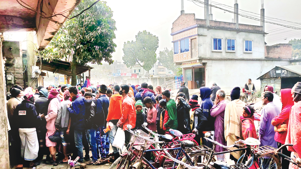 ভোর থেকেই অপেক্ষা তাঁদের